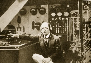 Guglielmo Marconi in der Funkkabine seiner Yacht, Elettra (Sepia-Foto)